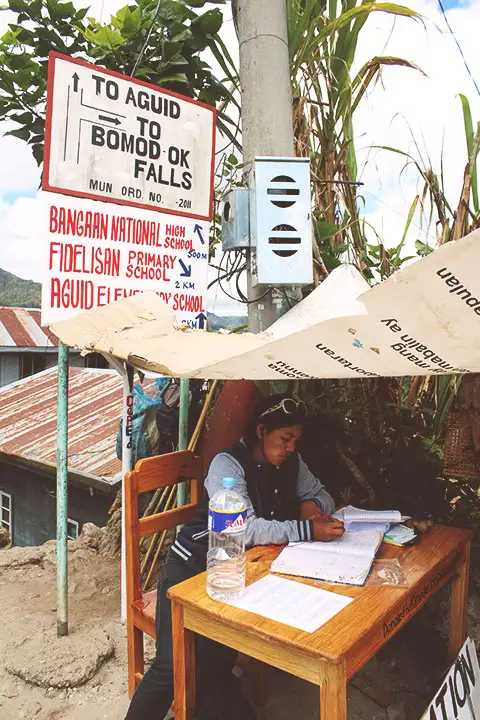 Una señora registra la hora en el punto de partida para el descenso a las cataratas.