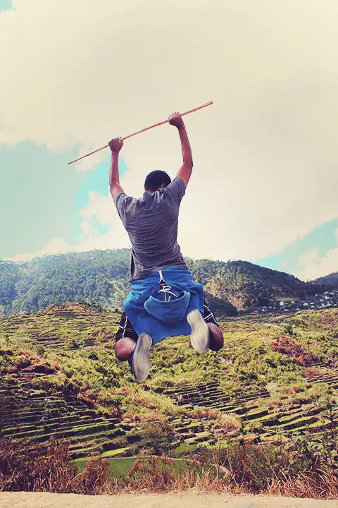 Doy un salto con los arrozales en el fondo. Me sentí libre en el momento y debía expresarme.