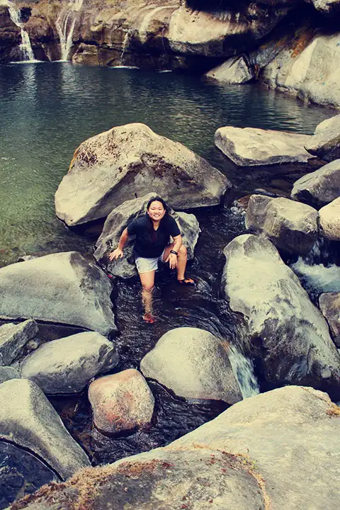 Xopau posa en el río al lado de las cataratas de Bomod-Ok.