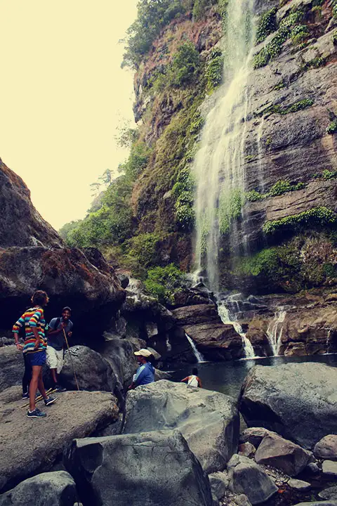 Nos encontramos a una pareja con su perro en las cataratas.