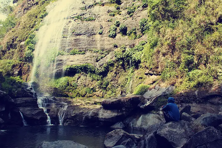Me tomaron una foto agachado sobre una piedra pensando.