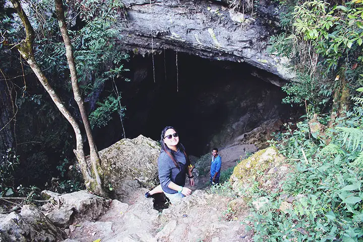 Xopau posa frente a la boca de la cueva.