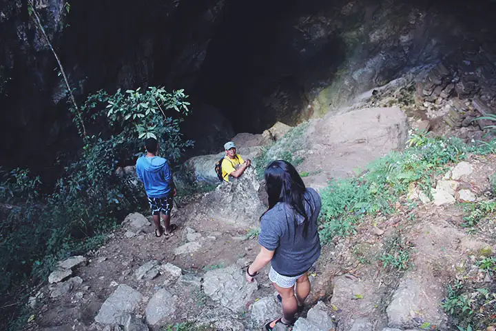 Parados frente a la cueva, siguiendo a nuestro guía.