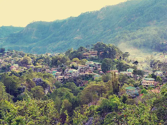 Desde la cima del valle se puede ver el pueblo de Sagada a la distancia.