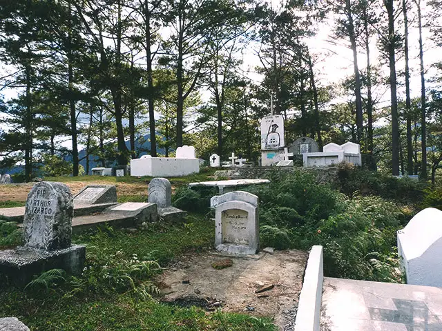 El cementerio detrás de la iglesia tenía apellidos latinos.