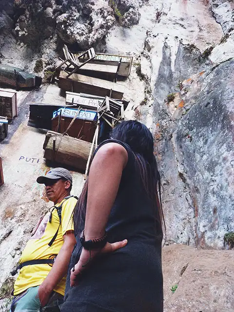 El guía nos explica la historia de los ataúdes.