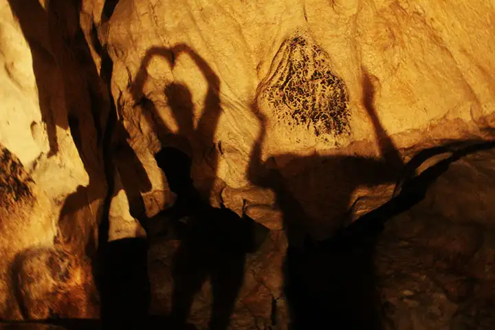 Haciendo sombras divertidas. Stef hace un corazón con sus brazos y yo hago como que no tengo cabeza.