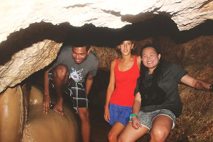 Luis, Stef y Xopau posan dentro de una grieta.