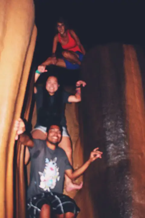 Más poses de los tres.