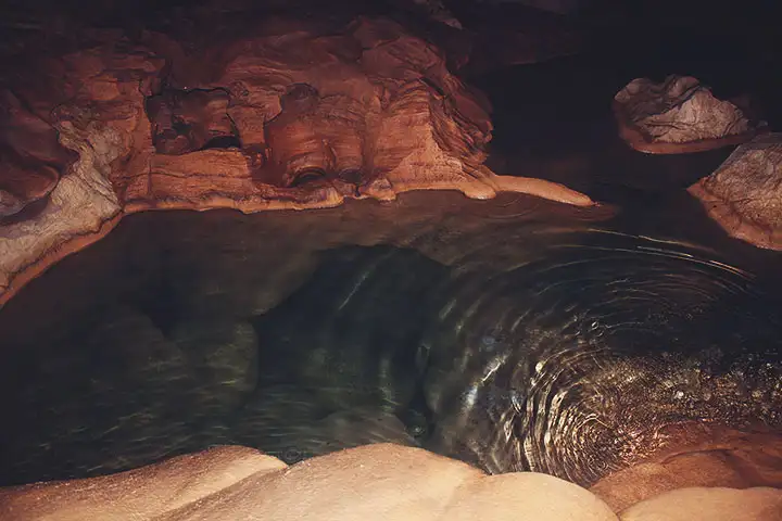 Un pozo de agua natural que lleva a una piscina subterránea.