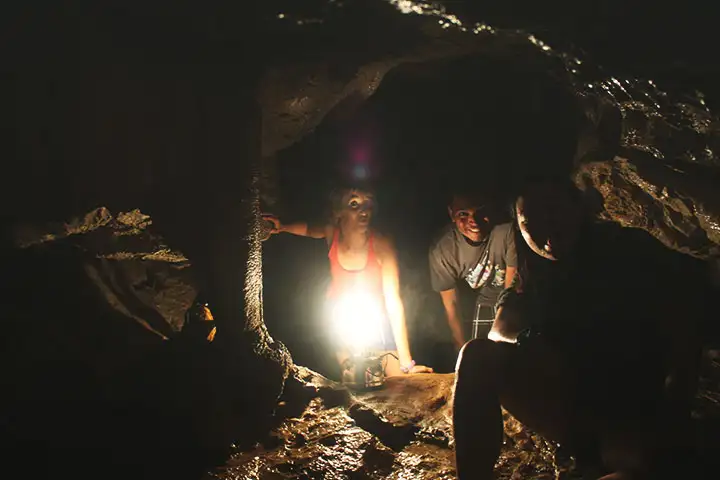 Stef sostiene la linterna del guía mientras posamos.