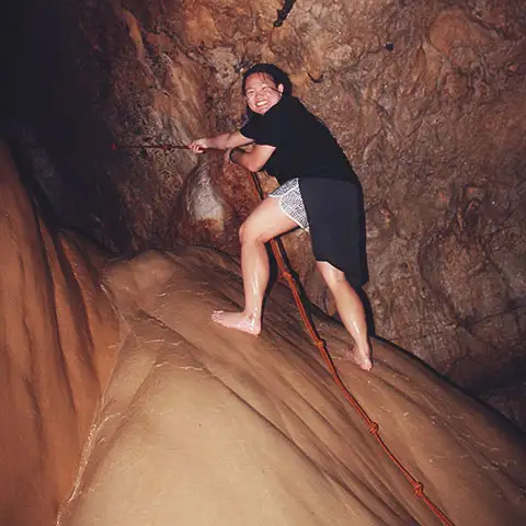 Xopau sube una roca usando una cuerda mojada.