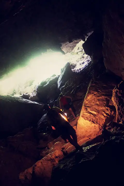 Foto desde dentro de la cueva hacia afuera, mostrando la luz cegadora que entra y baña todo en blanco.