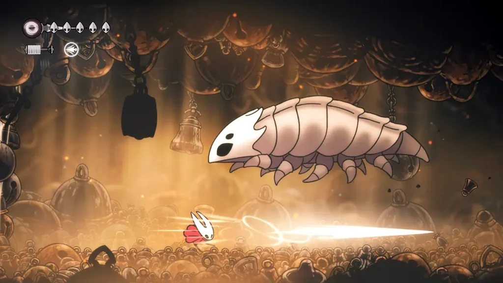 Captura de pantalla de Hollow Knight: Silksong mostrando a Hornet peleando contra un boss en el juego.