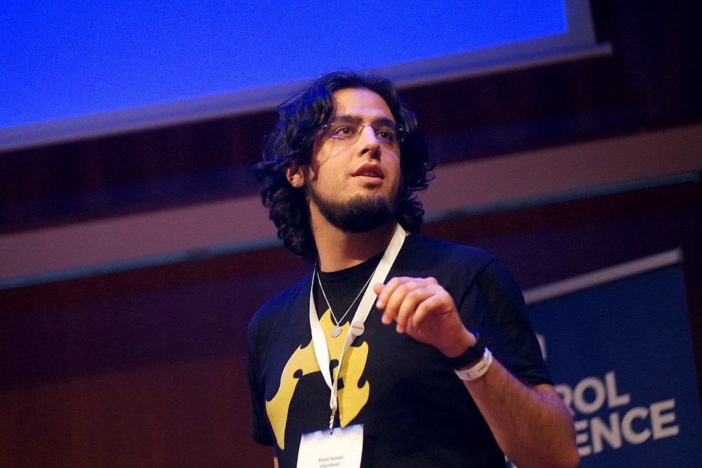 Rami Ismael de Vlambeer dando una charla.