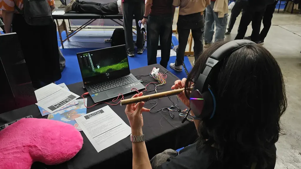 Juan prueba Pan, un juego en el que controlas a tu personaje usando una flauta.