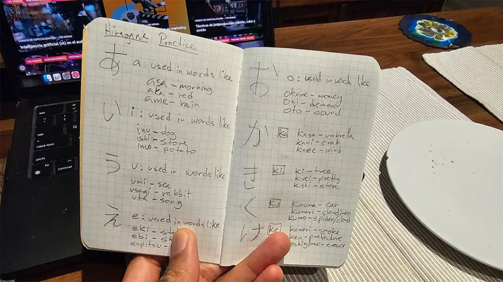 Estoy jugando Hiragana Flashcards con un cuaderno de apuntes.
