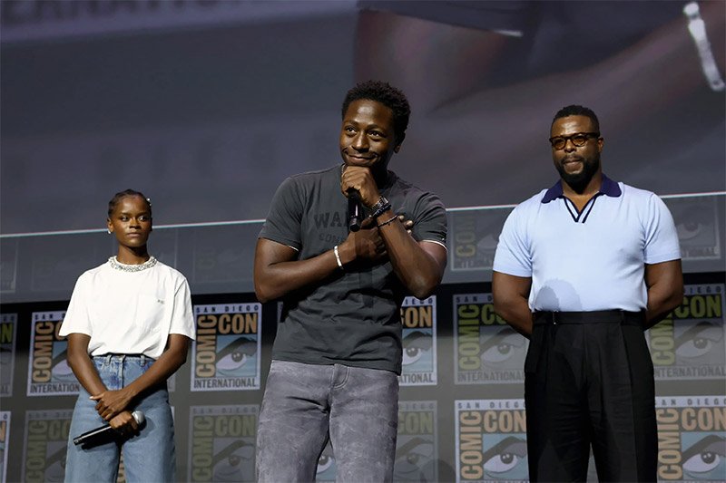 David Jonsson da la gracias en el escenario de la Sala H durante San Diego Comic-Con 2026.